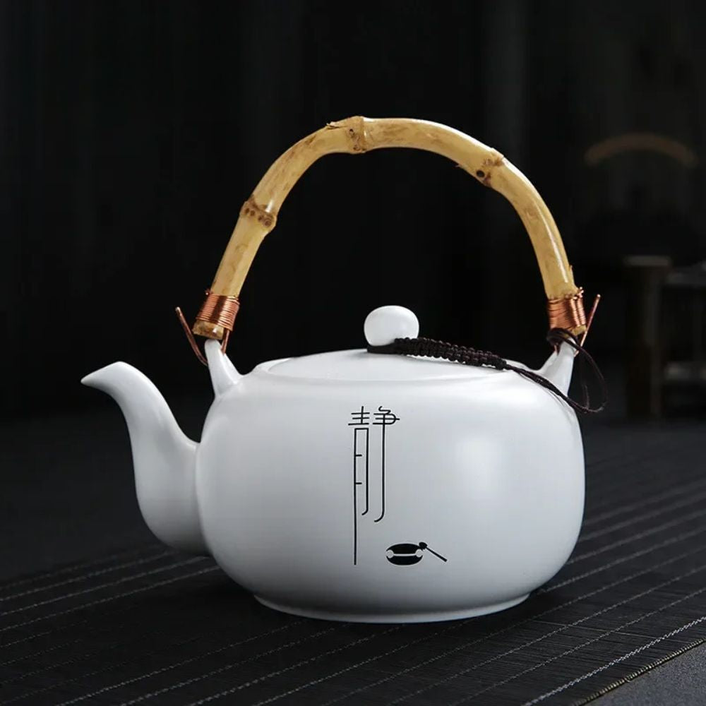 Théière en porcelaine blanche avec filtre intégré