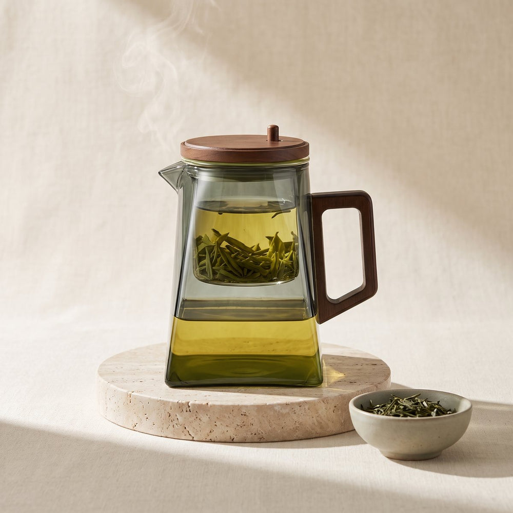 La théière flottante en verre fumé, couvercle et poignée couleur noyer