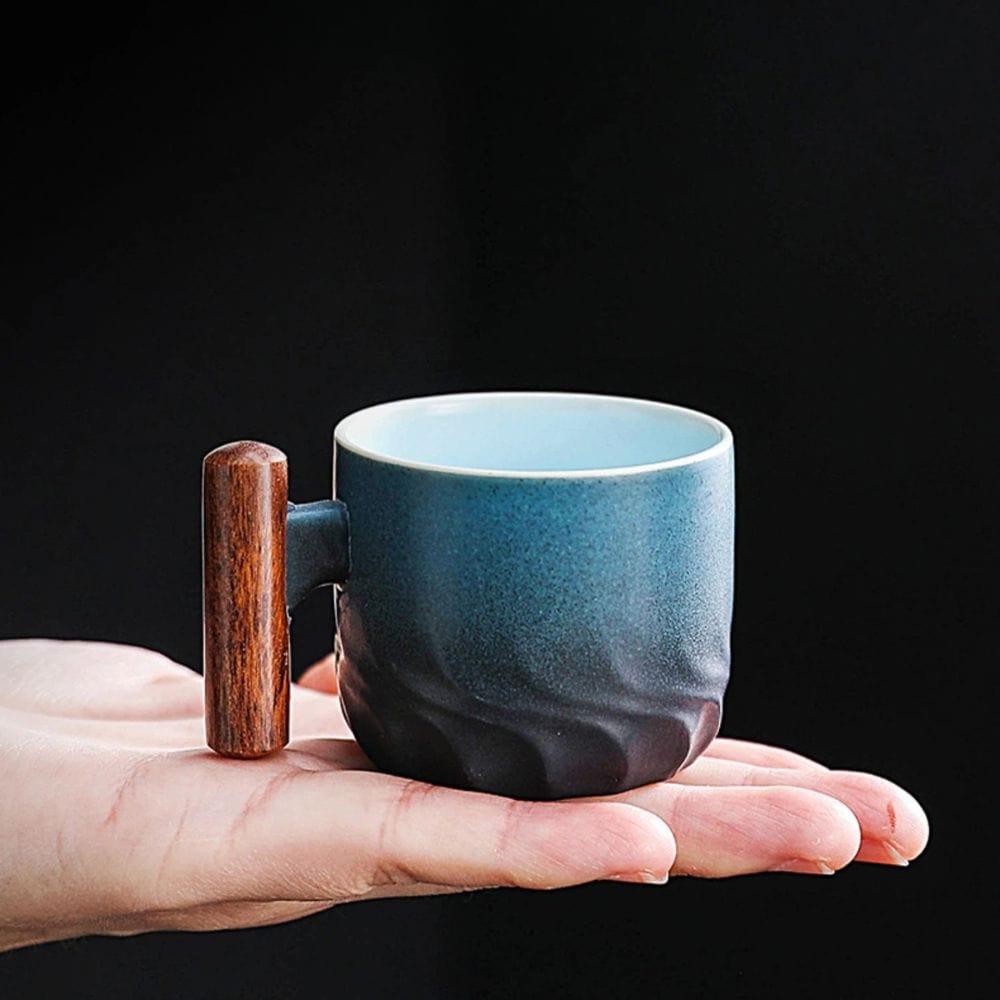 Tasse à thé artisanal vintage avec anse en bois Céramique style wabi-sabi