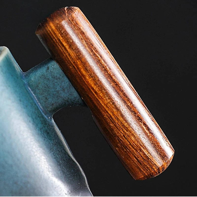 Tasse à thé artisanal vintage avec anse en bois Céramique style wabi-sabi